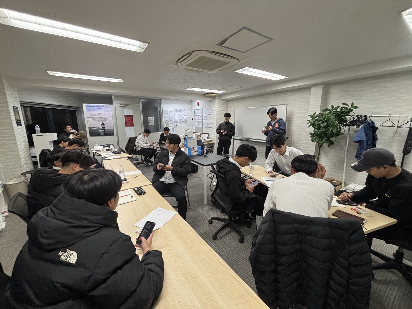 高単価な太陽光商材に挑戦!訪問販売で営業力を磨く長期インターン