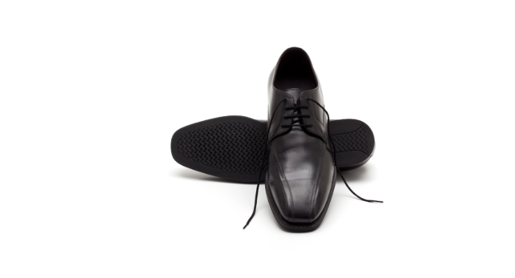 黒い革靴の画像