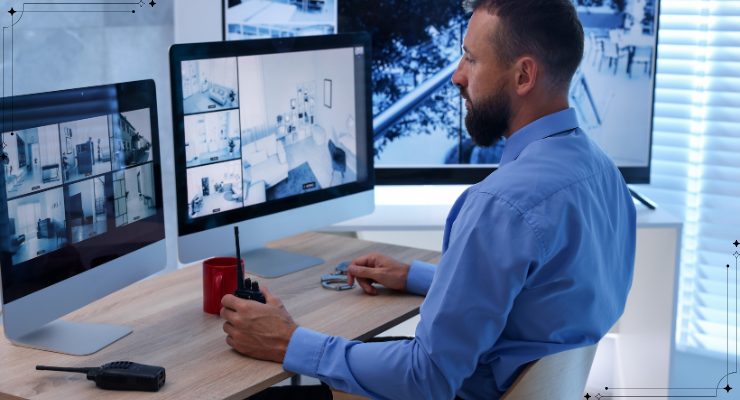 監視室で複数の防犯カメラ映像をチェックする警備スタッフ｜オフィスのセキュリティ管理を行う様子