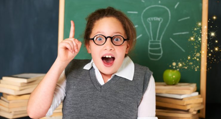 アイデアを思いついた眼鏡の小学生が指を立てる様子 学習やひらめきを表現した教育イメージ