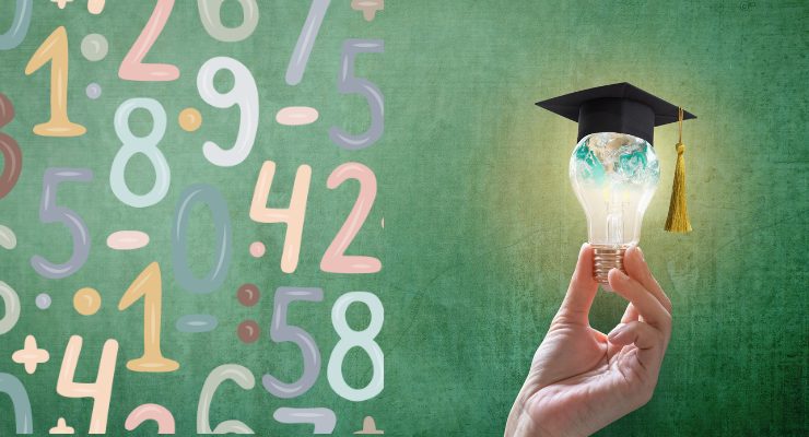 電球と学位帽を組み合わせたアイデアの象徴と数字の背景|数学的思考力や学びの重要性を示すイメージ