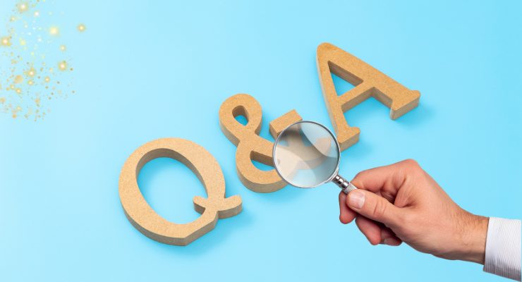 Q&Aの文字を虫眼鏡で拡大しているイメージ|質問と回答の重要性や情報検索を示すビジュアル