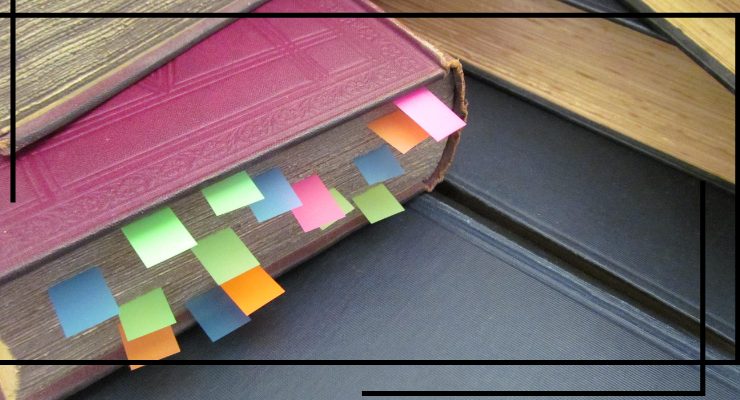 付箋が挟まれた古書の本を重ねた状態｜読書メモや重要箇所をマーキングした勉強用書籍イメージ