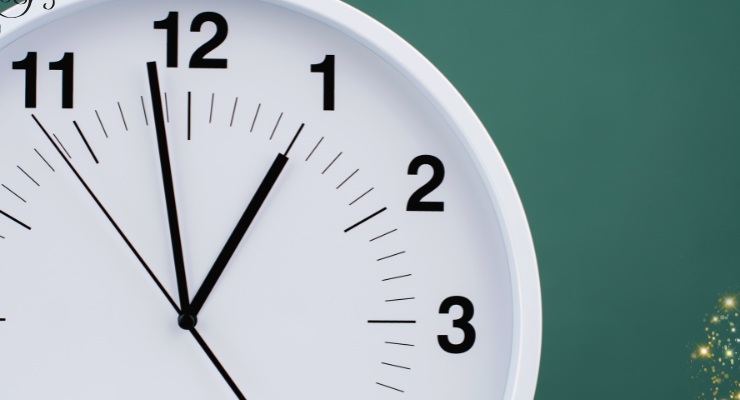 アナログ時計の文字盤をクローズアップした画像 正確な時刻や時間管理 締切 意識を表すビジネスイメージ