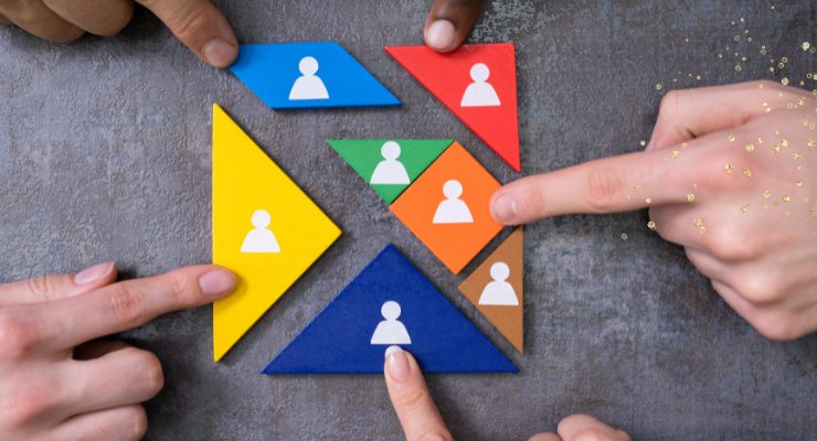 カラフルなピースを組み合わせている複数の手|チームワークや人材多様性を表すイメージ