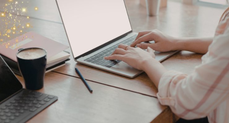 ノートパソコンでタイピング作業をする手元の写真｜在宅ワークやブログ執筆を行うデスクワーク環境のイメージ