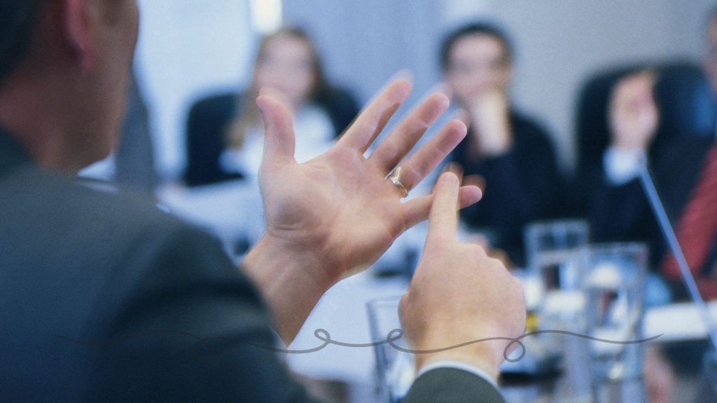 好印象を与える自己紹介の話し方を解説するイメージ 面接で身振り手振りを交えて話す様子から伝え方やコミュニケーション力を示した写真