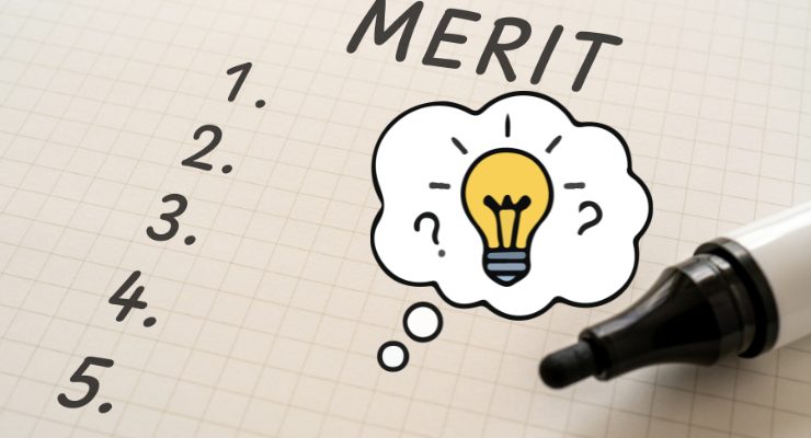 メリットをリストアップするノートとペンの画像｜アイデアや利点を整理するビジネス資料向けビジュアル