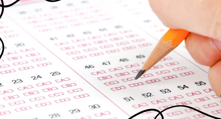 マークシートに鉛筆で回答を記入する手元のアップ|試験対策や模試のイメージ