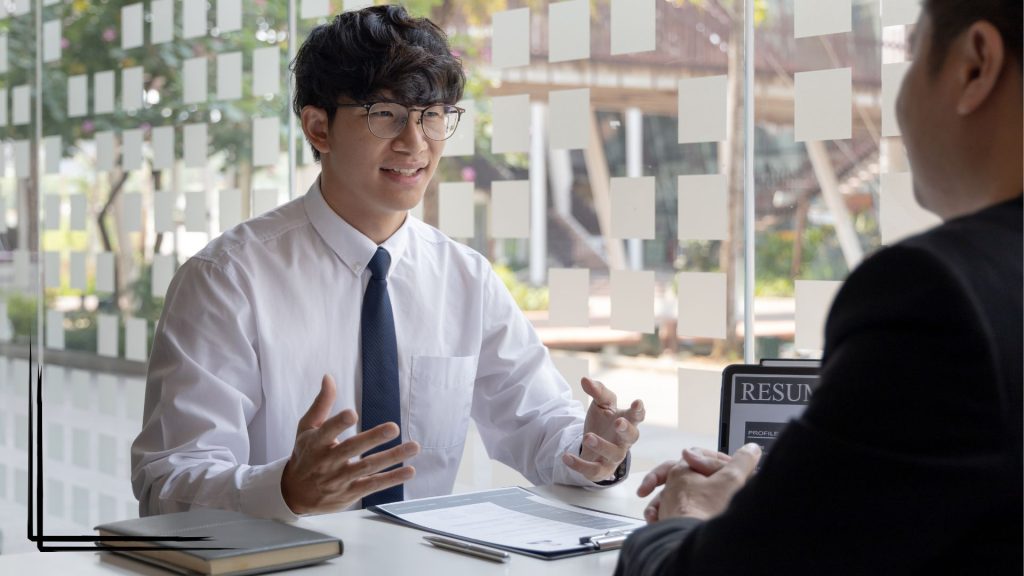面接官と対話する新卒就活生の様子 自己紹介後によく聞かれる質問への受け答えや対策を解説する面接対策イメージ